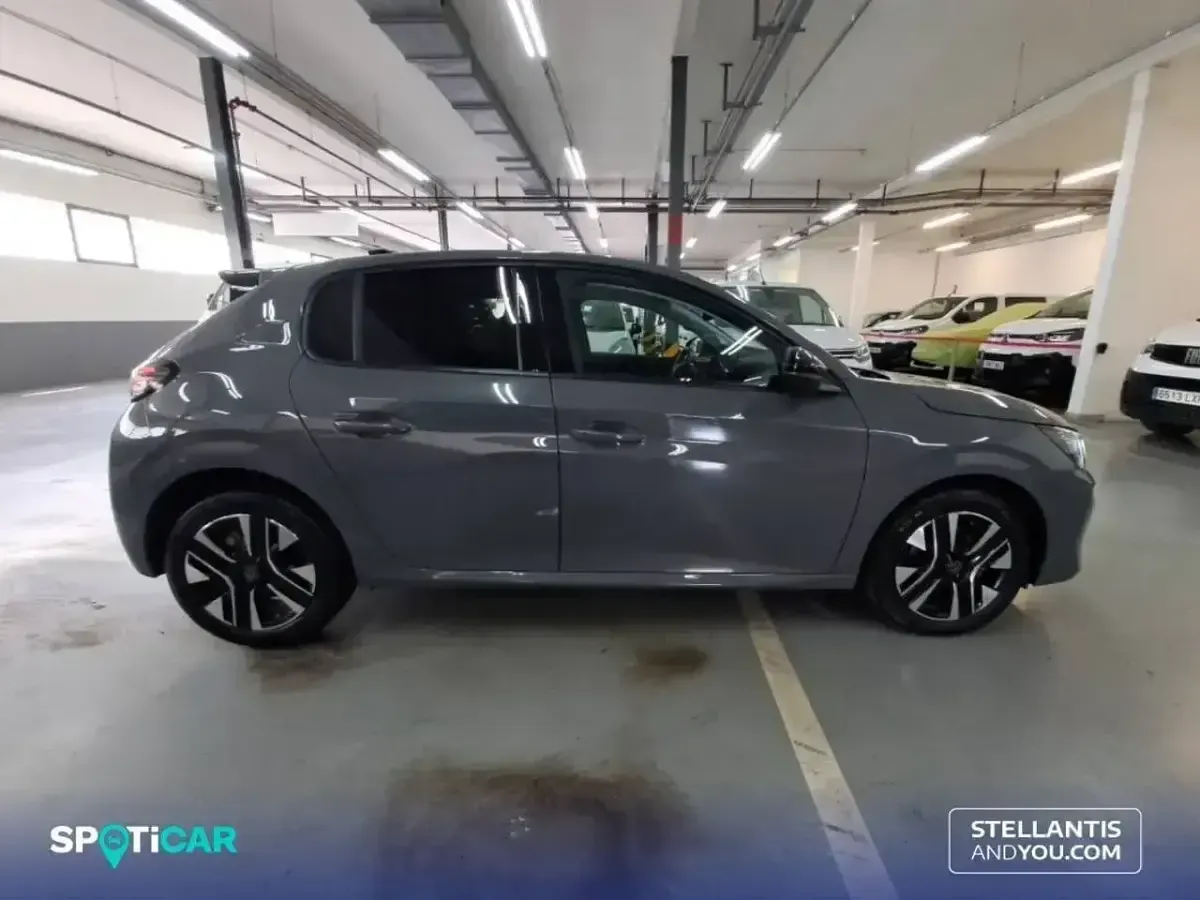 Usado Peugeot 208 Allure 100 CV (73 kW) 2025 Gris Utilitario
