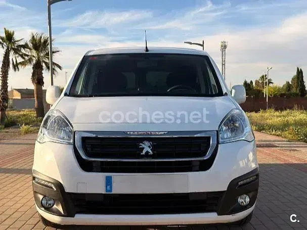 Usado Peugeot Partner Tepee Active 100 CV (73 kW) 2017 Blanco Monovolumen