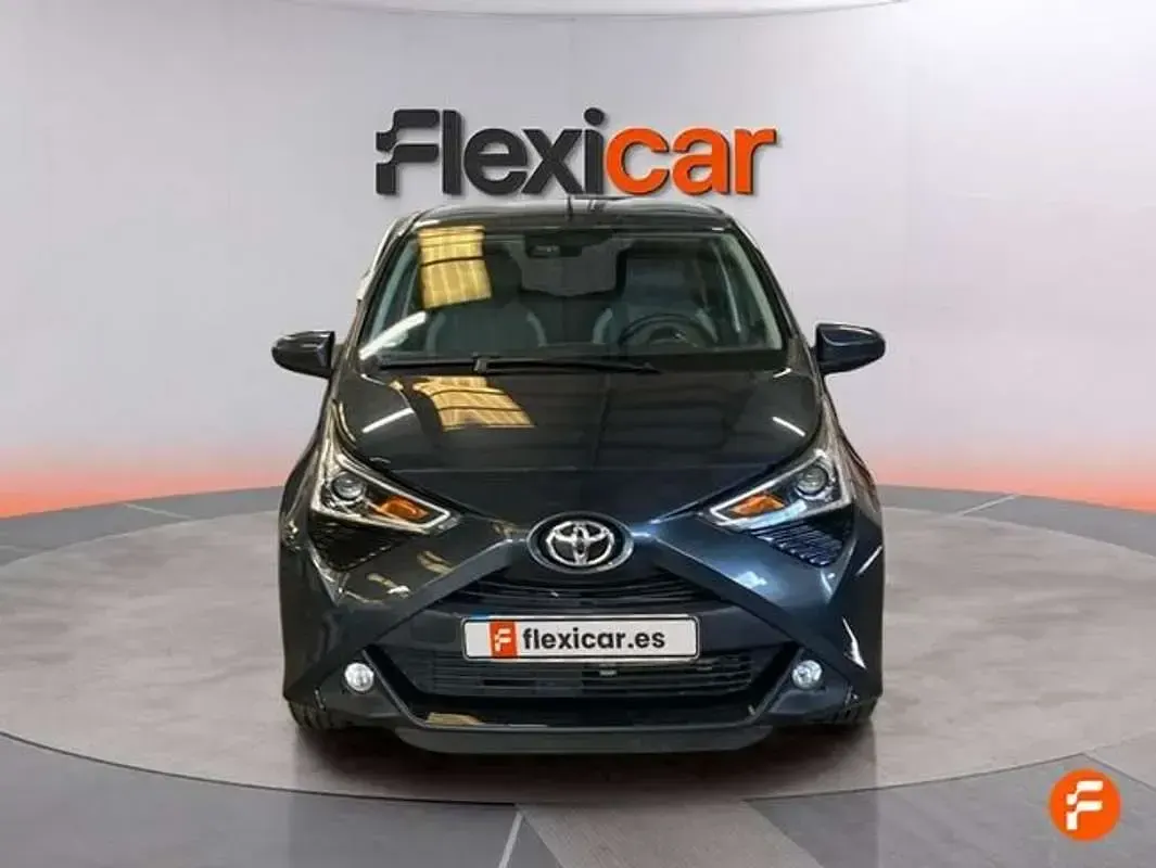 Usado Toyota Aygo X-play 72 CV (52 kW) 2021 Beige Utilitario