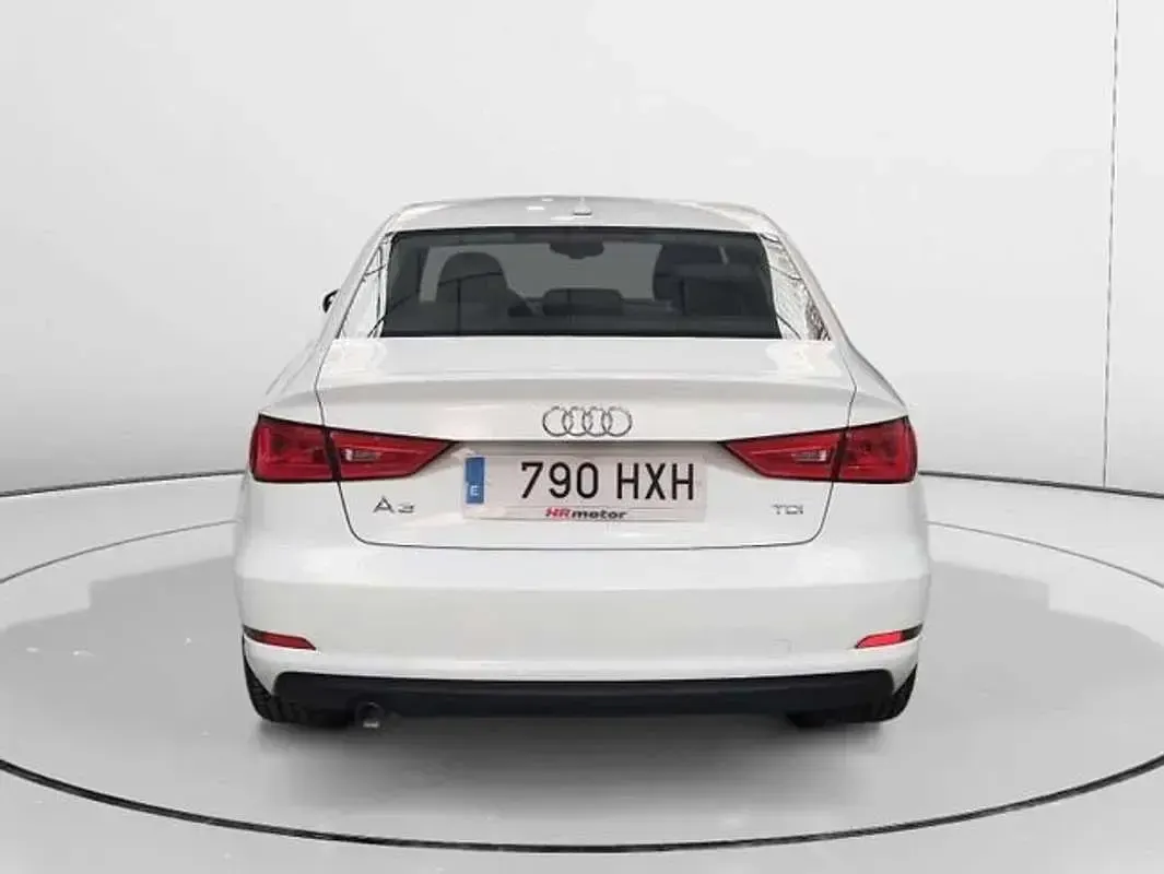 Usado Audi A3 Attraction 105 CV (77 kW) 2014 Blanco Berlina