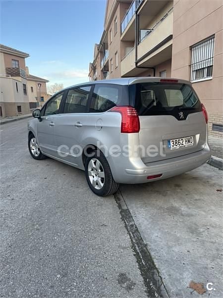 Usado Peugeot 5008 112 CV (82 kW) 2012 Gris / plata Monovolumen