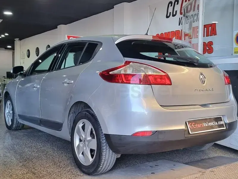 Usado Renault Mégane Business 110 CV (80 kW) 2013 Gris / plata Berlina