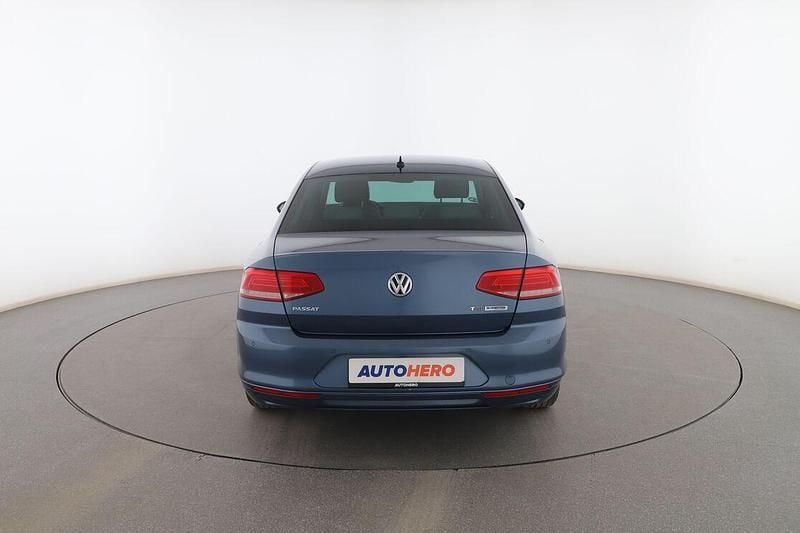Usado VW Passat Advance 150 CV (110 kW) 2016 Azul Berlina