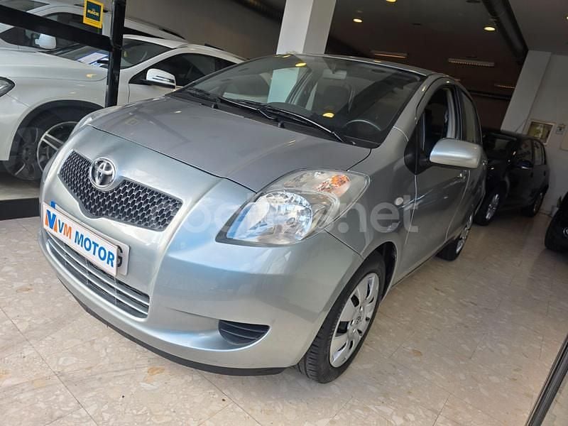 Gris / plata Usado 2008 Toyota Yaris Sol Berlina | 6400 € (Precio justo) - Imagen 1/4