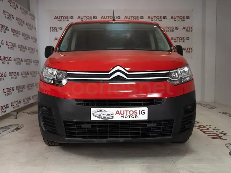 Usado Citroën Berlingo Live 102 CV (75 kW) 2021 Rojo Monovolumen