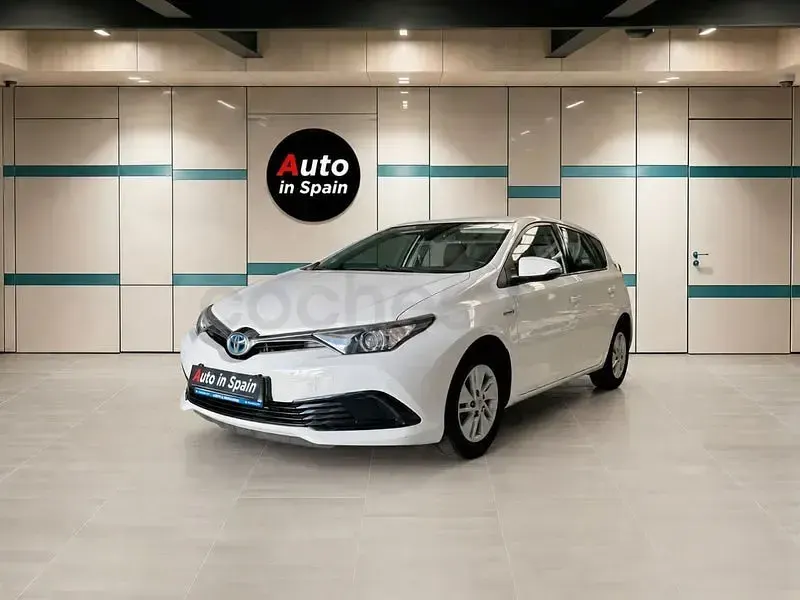 Usado Toyota Auris Hybrid Advance 136 CV (100 kW) 2016 Blanco Berlina