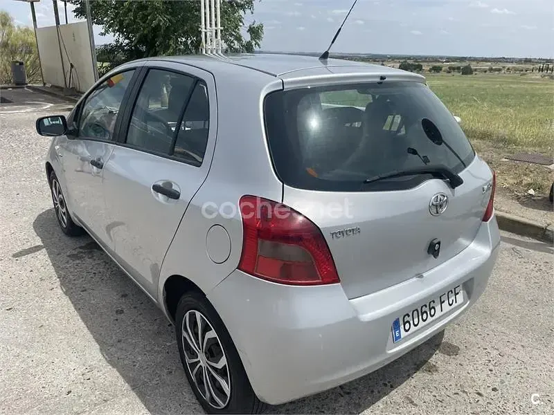 Usado Toyota Yaris 90 CV (66 kW) 2006 Gris / plata Berlina