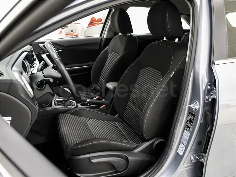 Usado Kia Ceed 136 CV (100 kW) 2024 Gris / plata Utilitario
