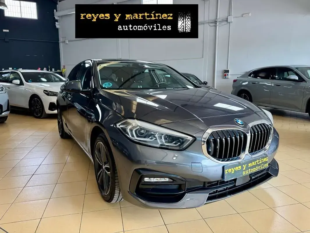 Usado BMW 116 Sport Line 116 CV (85 kW) 2021 Gris Utilitario
