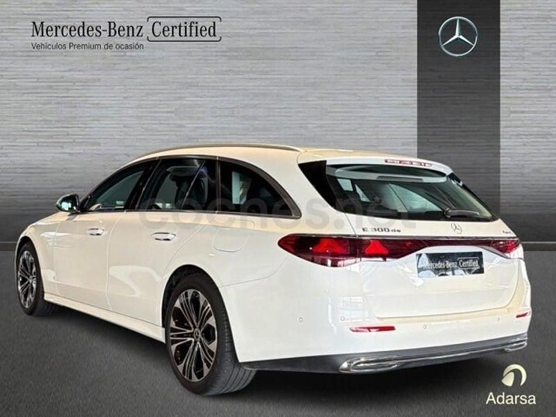 Usado Mercedes E300 313 CV (230 kW) 2024 Blanco polar Familiar