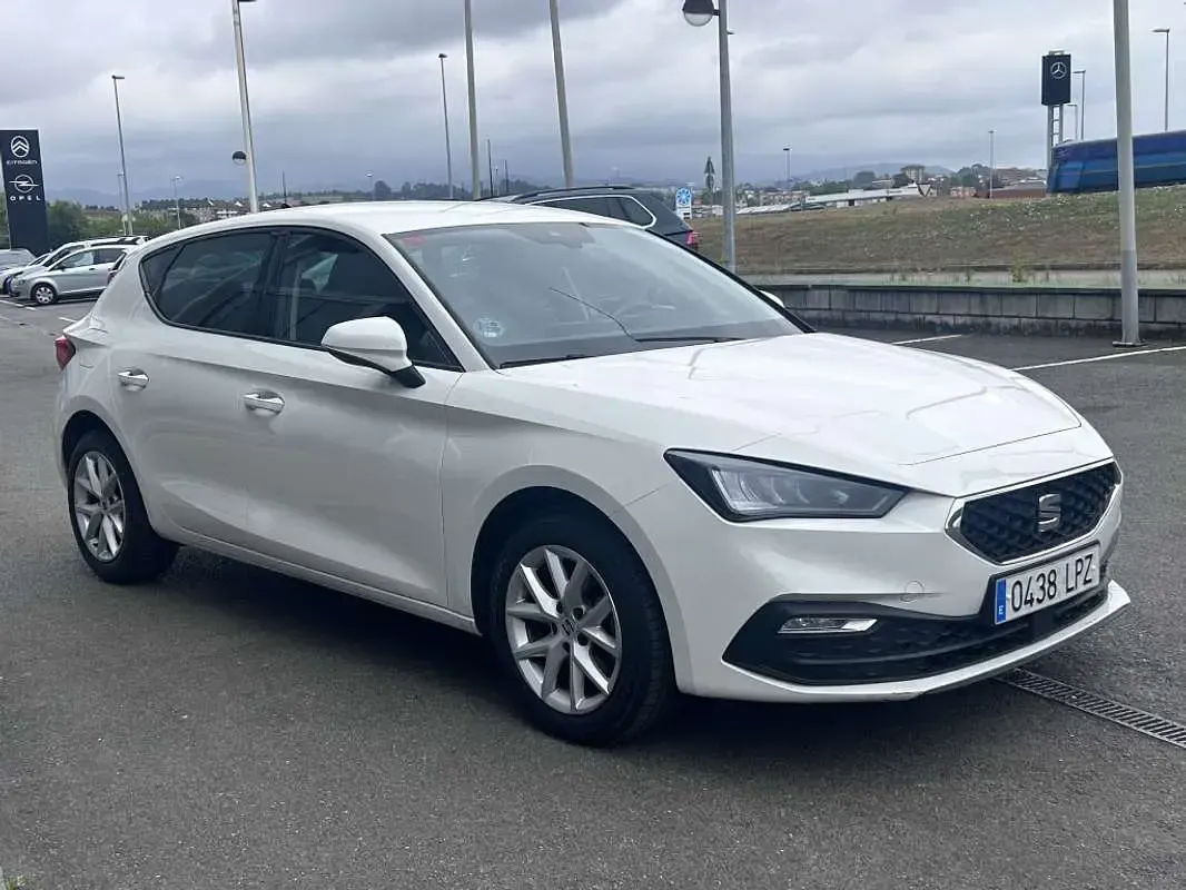 Usado Seat Leon Style 116 CV (85 kW) 2021 Blanco Utilitario