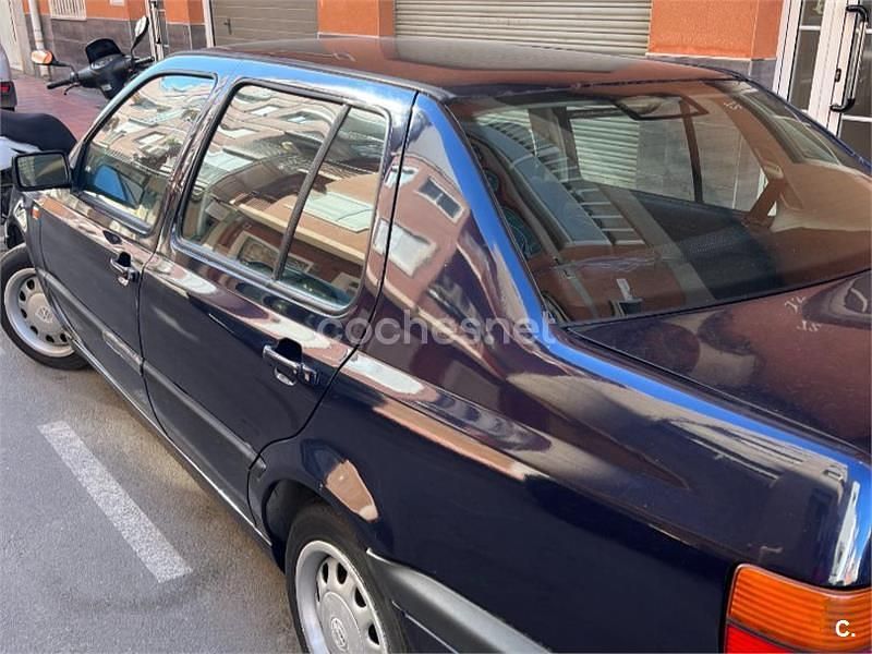 Usado VW Vento 64 CV (47 kW) 1994 Azul Berlina