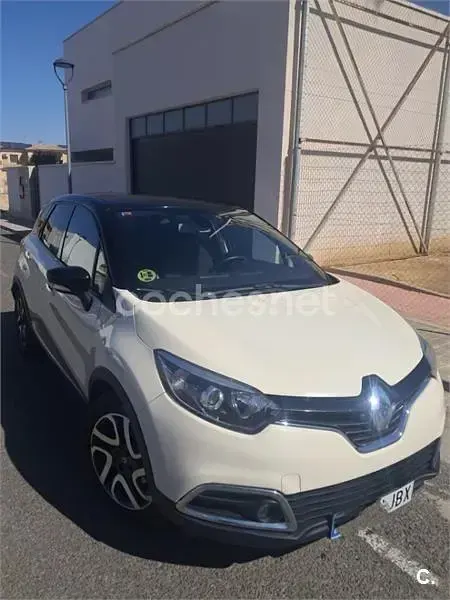Usado Renault Captur Zen 90 CV (66 kW) 2014 Blanco SUV