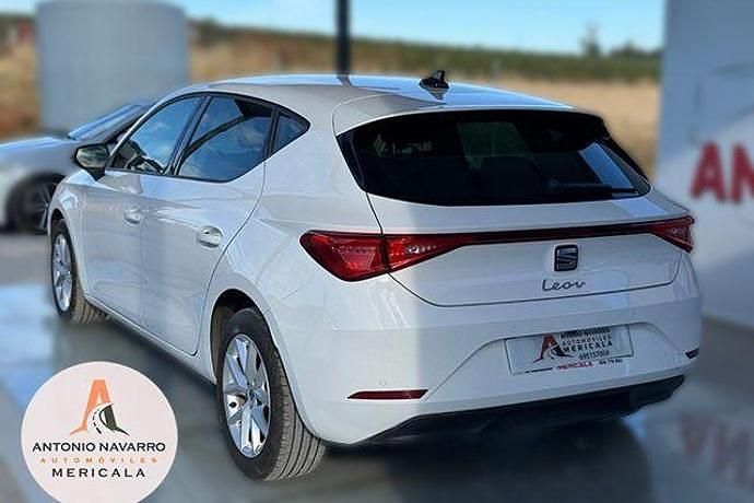 Usado Seat Leon ST Business 101 CV (74 kW) 2021 Blanco Familiar