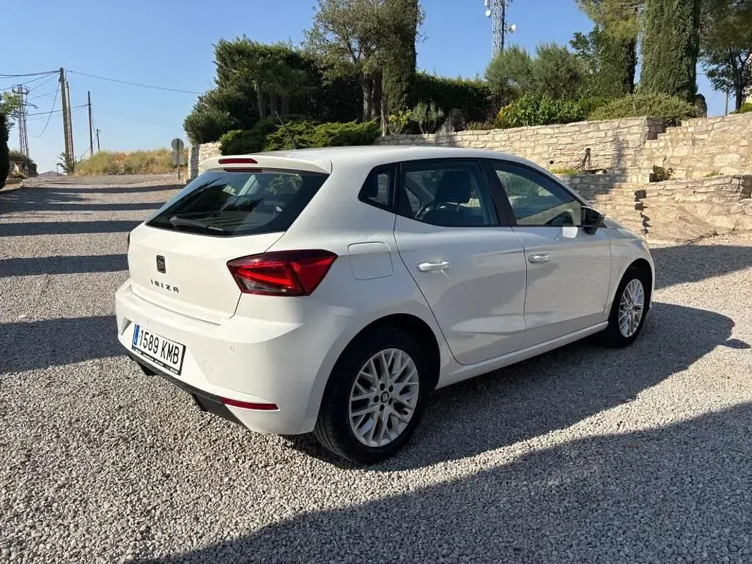 Usado Seat Ibiza Style 95 CV (69 kW) 2018 Blanco Utilitario
