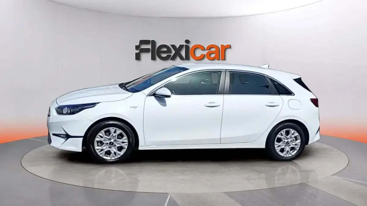 Usado Kia Ceed 136 CV (100 kW) 2023 Blanco Utilitario