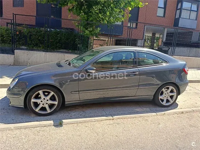 Usado Mercedes C180 Sport Edition 143 CV (105 kW) 2005 Gris / plata Berlina