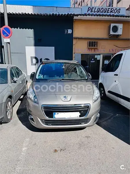 Usado Peugeot 5008 Style 130 CV (95 kW) 2016 Gris / plata Monovolumen