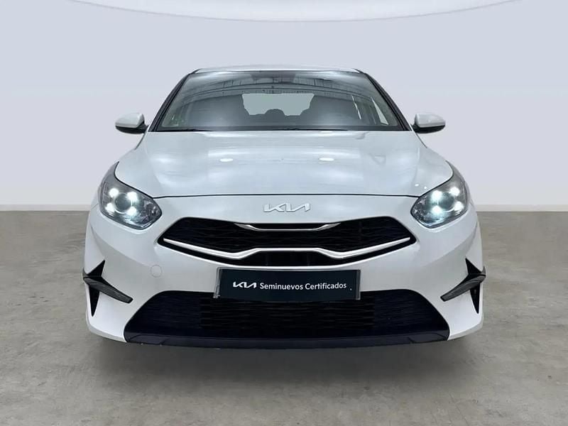 Begagnad Kia Ceed 101 HK (74 kW) 2024 Vit Halvkombi
