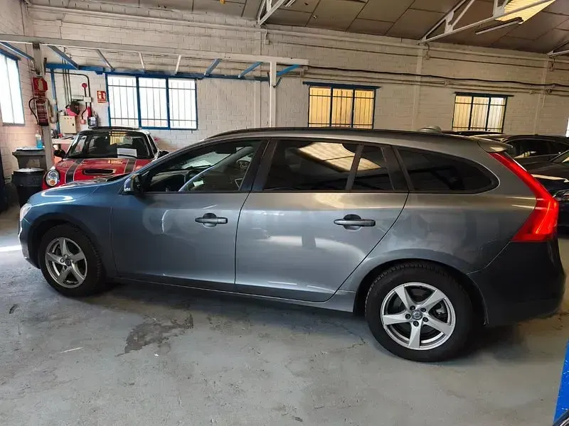 Usado Volvo V60 Kinetic 150 CV (110 kW) 2016 Gris / plata Familiar