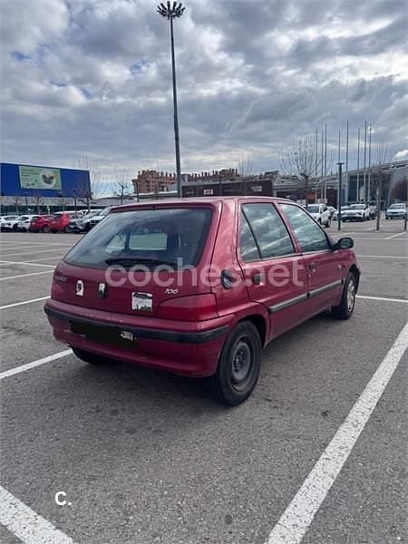 Usado Peugeot 106 60 CV (44 kW) 2002 Granate Utilitario