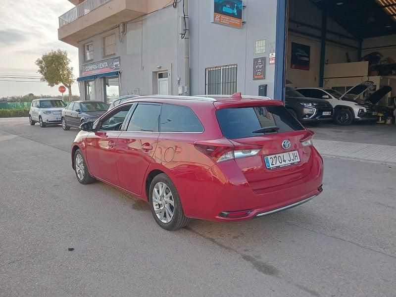 Usado Toyota Auris Hybrid Active 136 CV (100 kW) 2015 Rojo Berlina