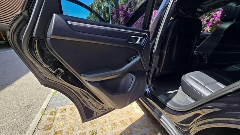 Begagnad Porsche Macan 245 HK (180 kW) 2020 Svart SUV