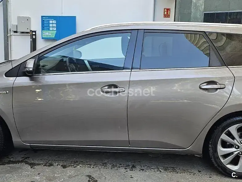 Usado Toyota Auris Hybrid Active 136 CV (100 kW) 2015 Gris / plata Familiar