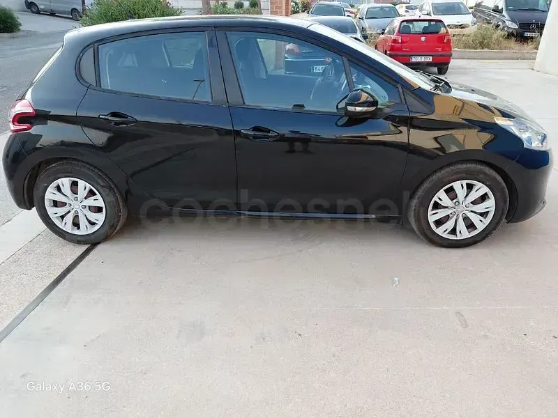 Usado Peugeot 208 Active 92 CV (67 kW) 2013 Negro Utilitario