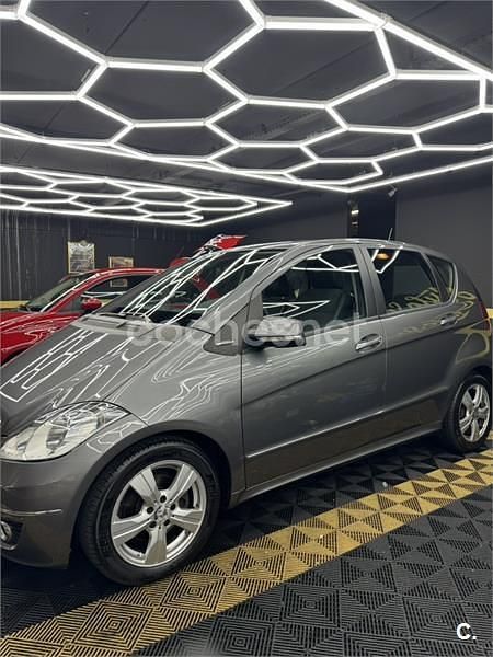 Usado Mercedes A180 109 CV (80 kW) 2009 Gris / plata Monovolumen