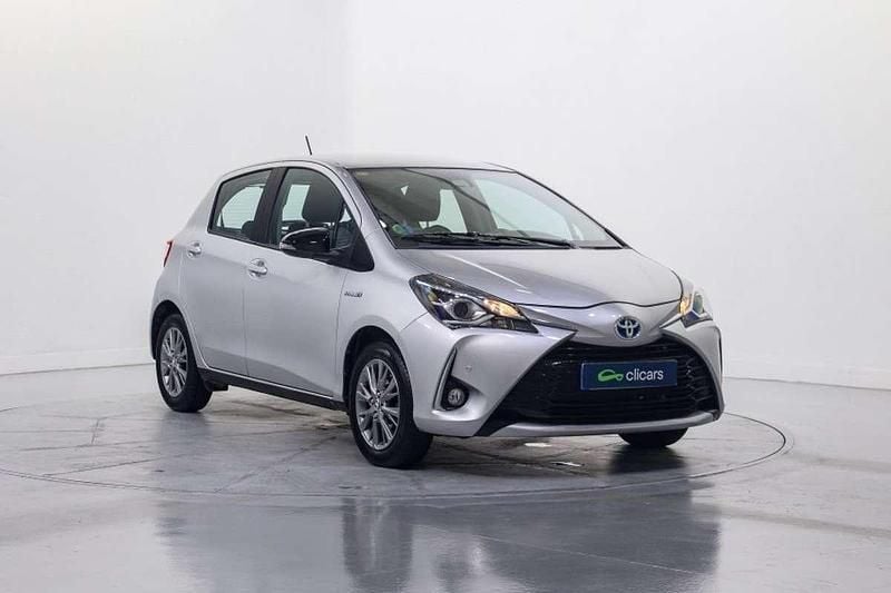 Usado Toyota Yaris Hybrid Active 75 CV (55 kW) 2017 Plateado Berlina