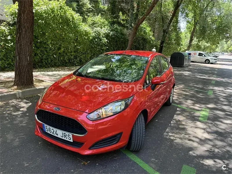 Usado Ford Fiesta Trend 82 CV (60 kW) 2016 Rojo Utilitario