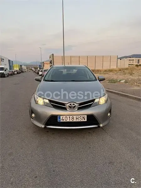 Usado Toyota Auris Active 90 CV (66 kW) 2013 Gris / plata Berlina