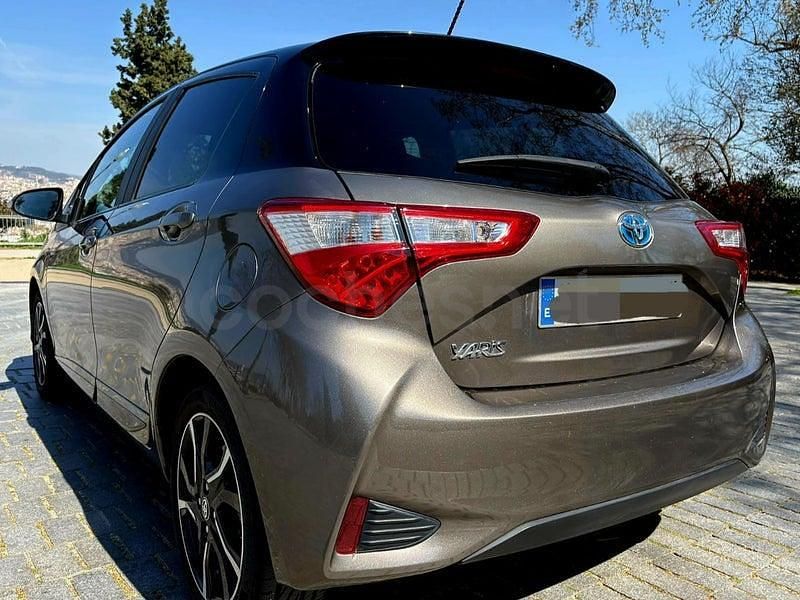 Usado Toyota Yaris Hybrid 100 CV (73 kW) 2017 Gris / plata Berlina