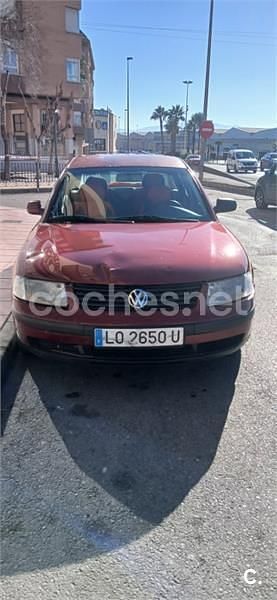 Usado VW Passat Comfortline 115 CV (84 kW) 2000 Marrón Berlina