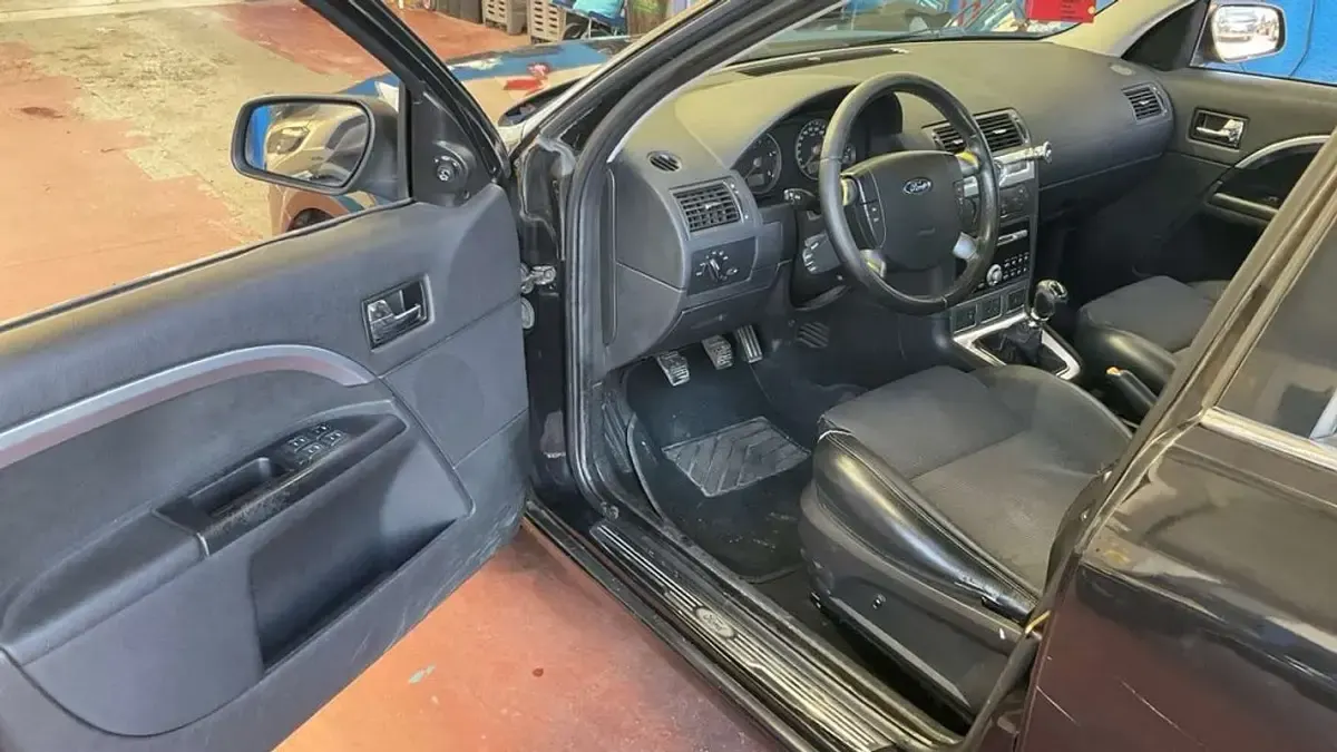 Usado Ford Mondeo Ghia 155 CV (114 kW) 2006 Negro Berlina
