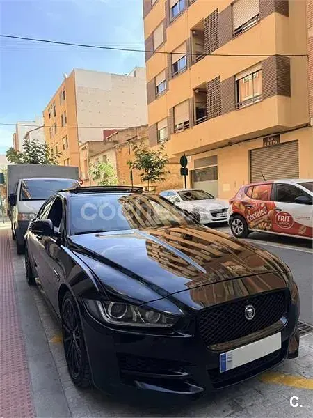 Usado Jaguar XE R-Sport 180 CV (132 kW) 2016 Negro Berlina