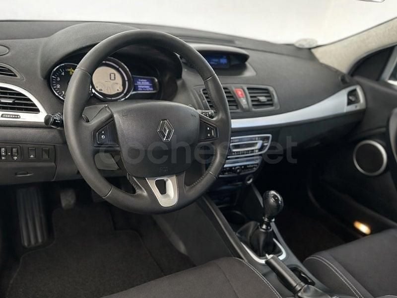 Usado Renault Mégane III Dynamique 105 CV (77 kW) 2010 Rojo Berlina