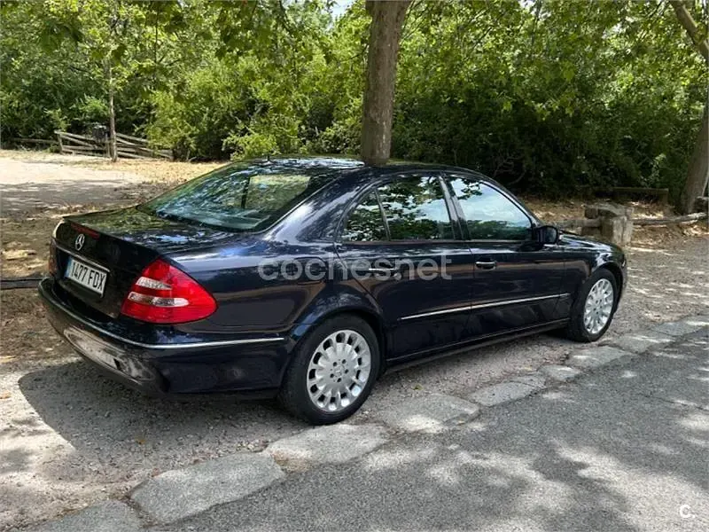 Usado Mercedes E500 Elegance 306 CV (225 kW) 2006 Azul Berlina
