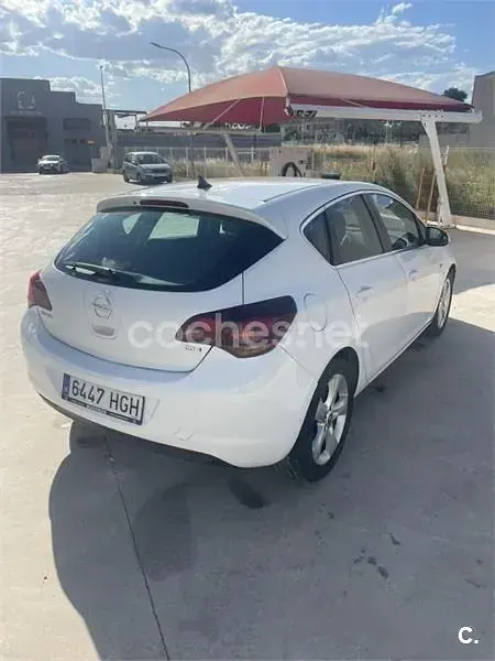 Usado Opel Astra Enjoy 110 CV (80 kW) 2011 Blanco Berlina