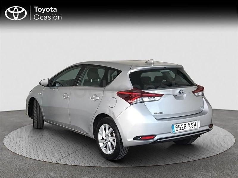 Usado Toyota Auris Hybrid Active 136 CV (100 kW) 2018 Gris / plata Berlina