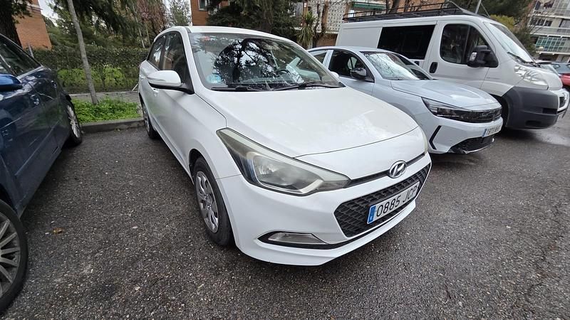 Usado Hyundai i20 84 CV (61 kW) 2015 Blanco Berlina