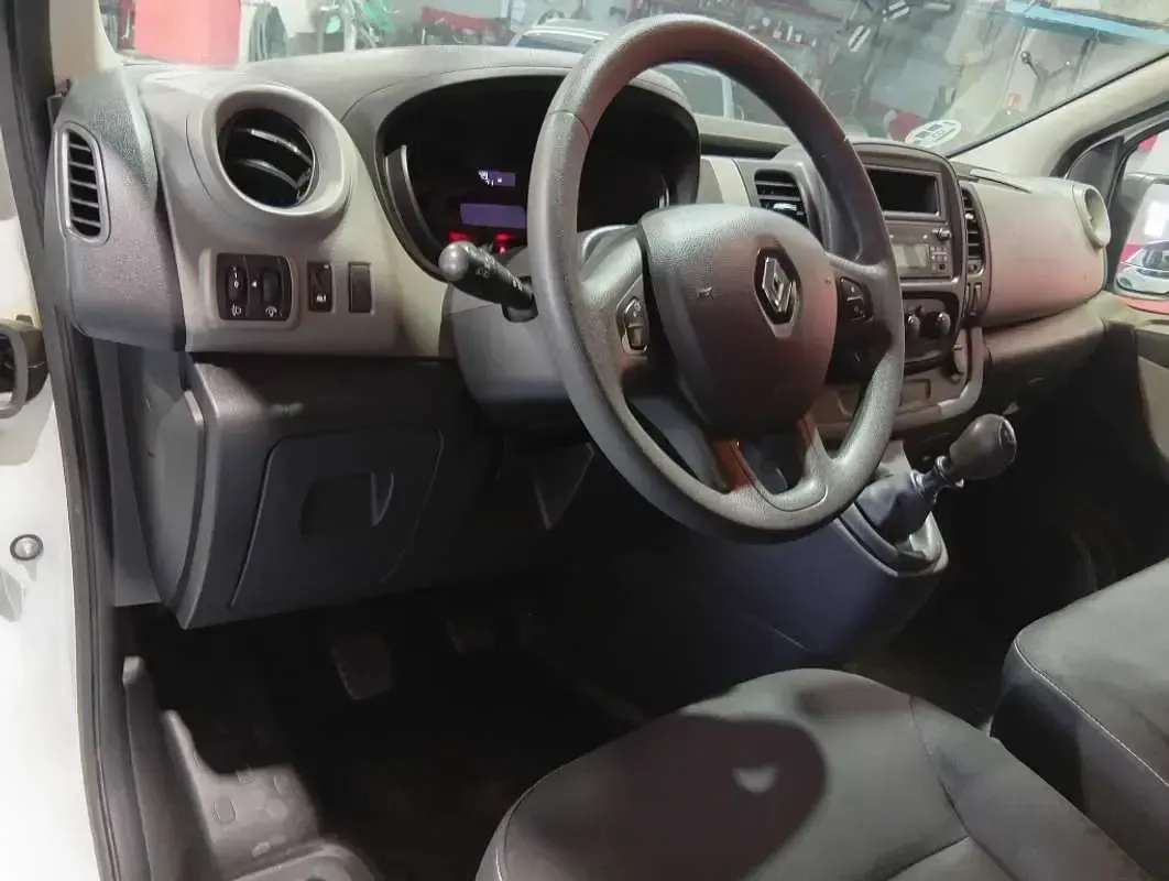 Usado Renault Trafic 114 CV (83 kW) 2015 Blanco Monovolumen