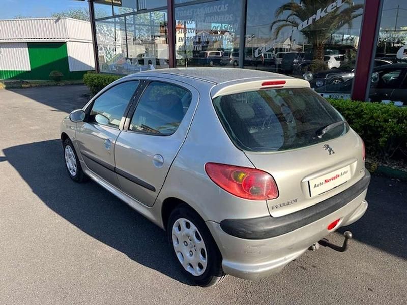 Usado Peugeot 206 69 CV (50 kW) 2004 Gris Utilitario