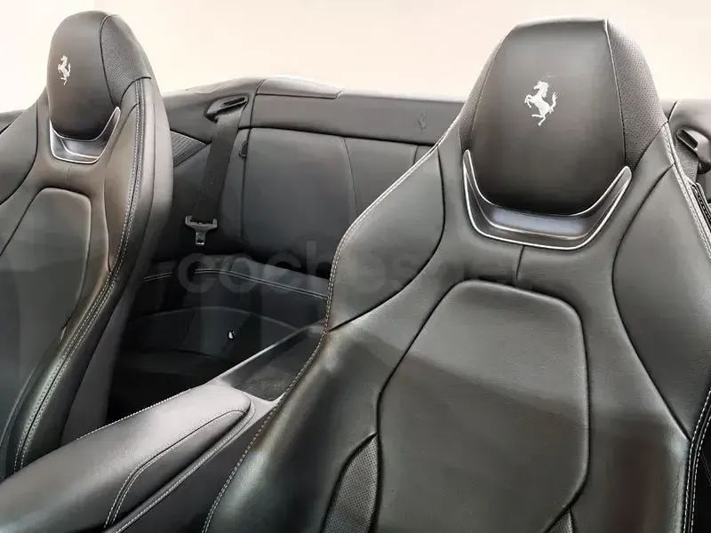 Usado Ferrari Portofino 600 CV (441 kW) 2018 Gris / plata Descapotable