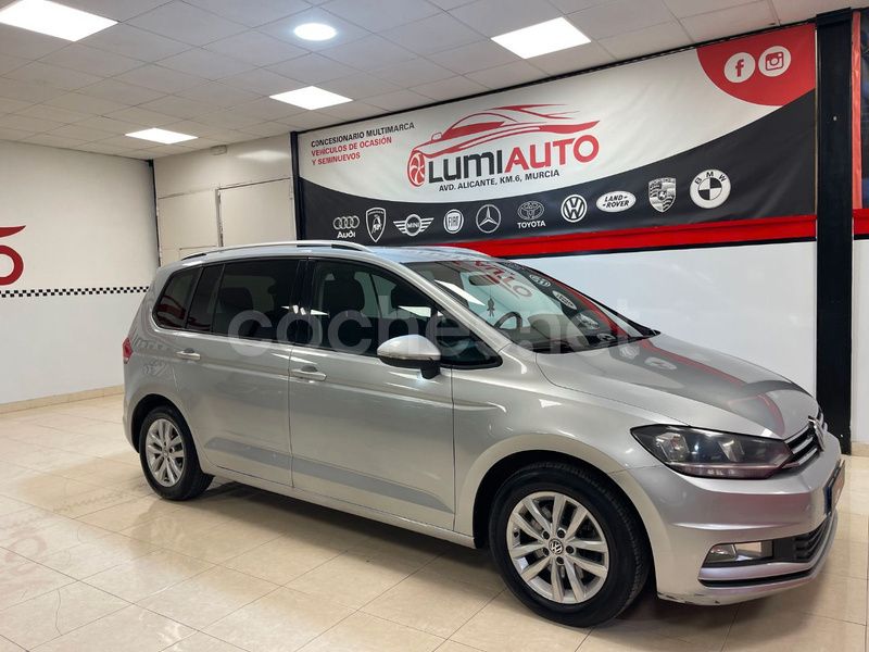 Usado VW Touran Advance 150 CV (110 kW) 2017 Gris / plata Monovolumen