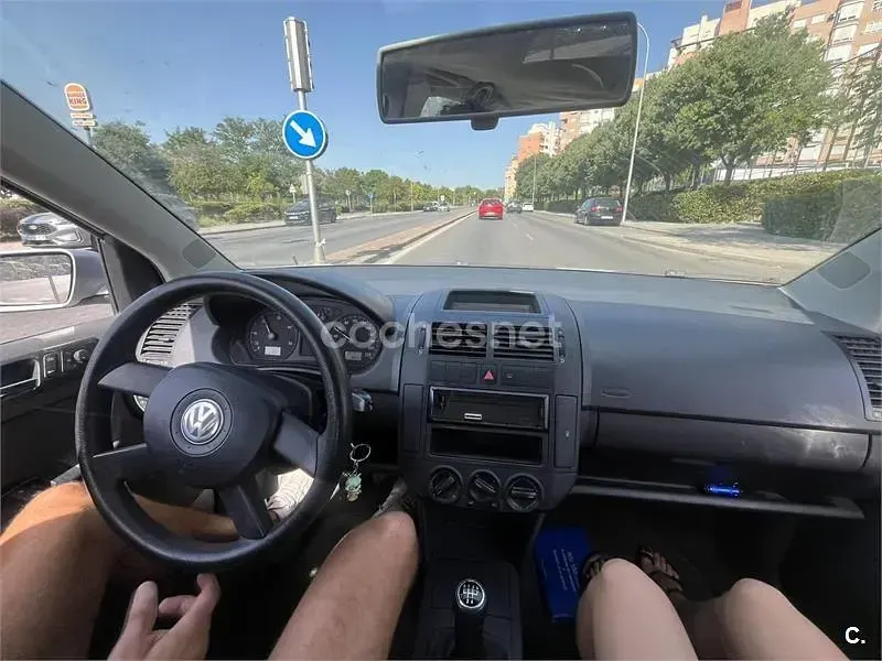 Usado VW Polo Highline 75 CV (55 kW) 2004 Gris / plata Berlina