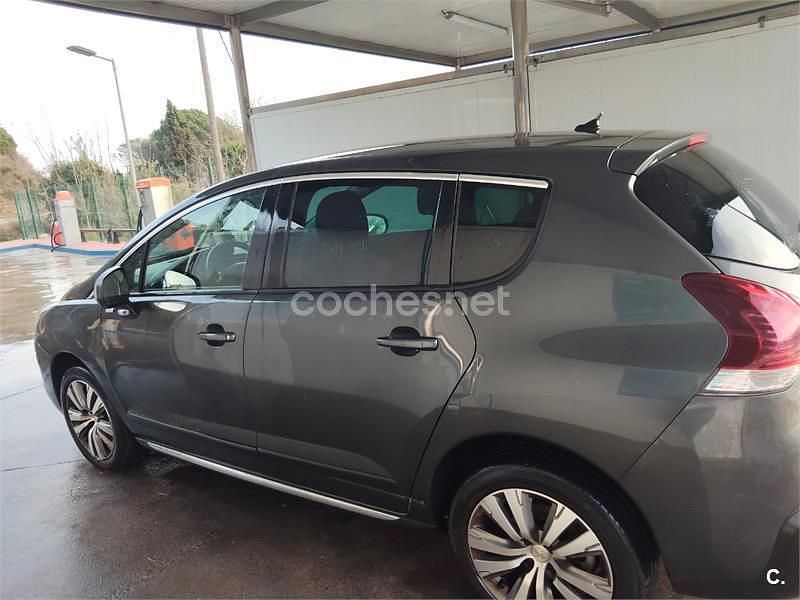 Usado Peugeot 3008 Access 130 CV (95 kW) 2016 Gris / plata Berlina