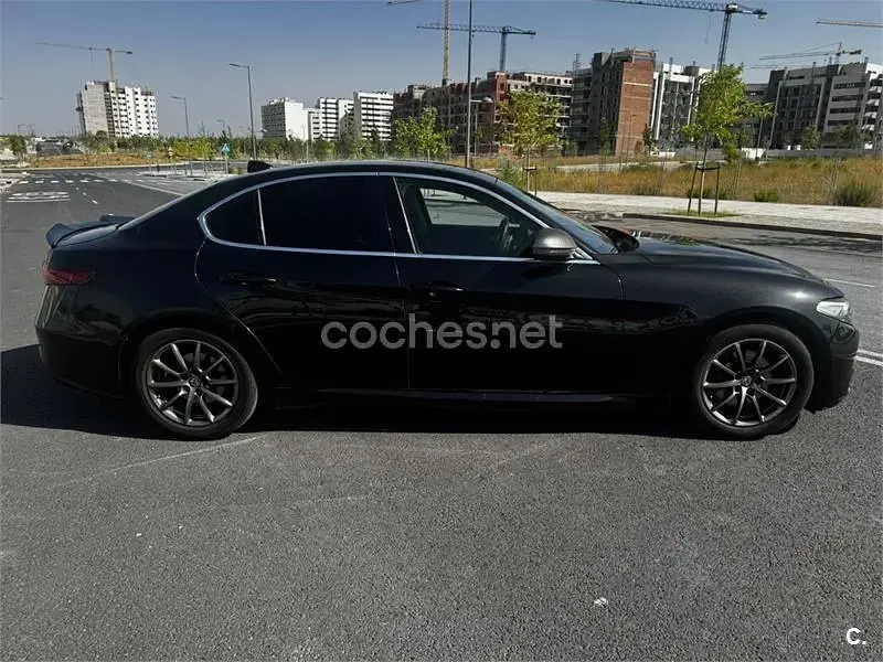 Usado Alfa Romeo Giulia 150 CV (110 kW) 2017 Negro Berlina