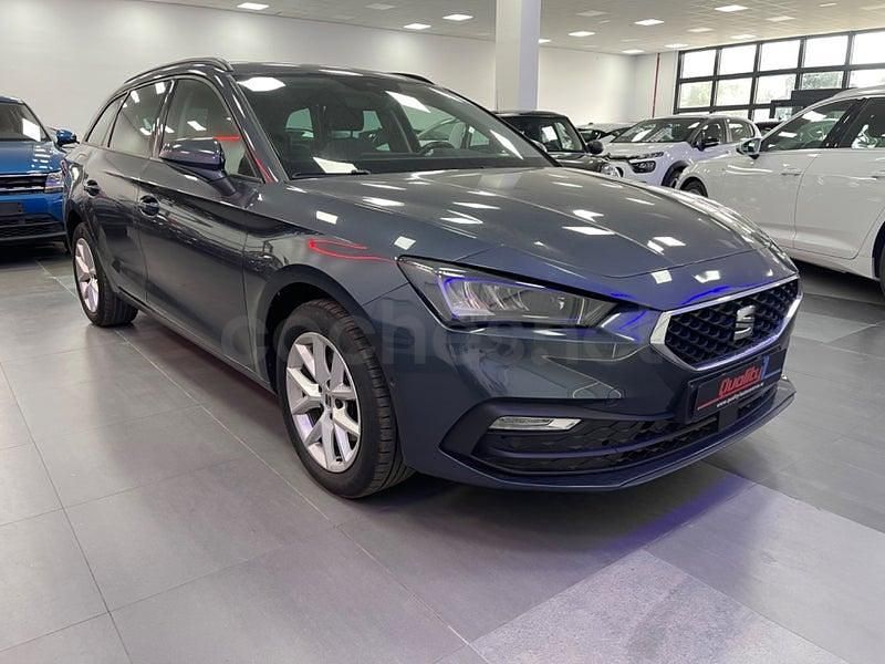 Usado Seat Leon Style 130 CV (95 kW) 2021 Gris / plata Familiar